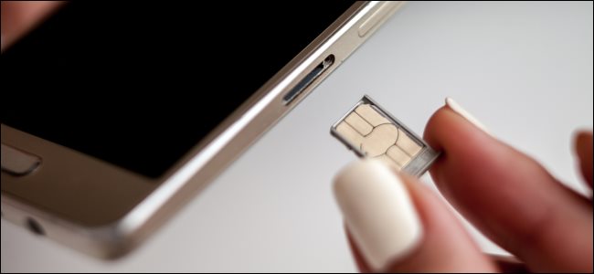 swapping a smartphones sim card1 | Techlog.gr - Χρήσιμα νέα τεχνολογίας