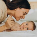 mother with baby daughter lying bed | Techlog.gr - Χρήσιμα νέα τεχνολογίας