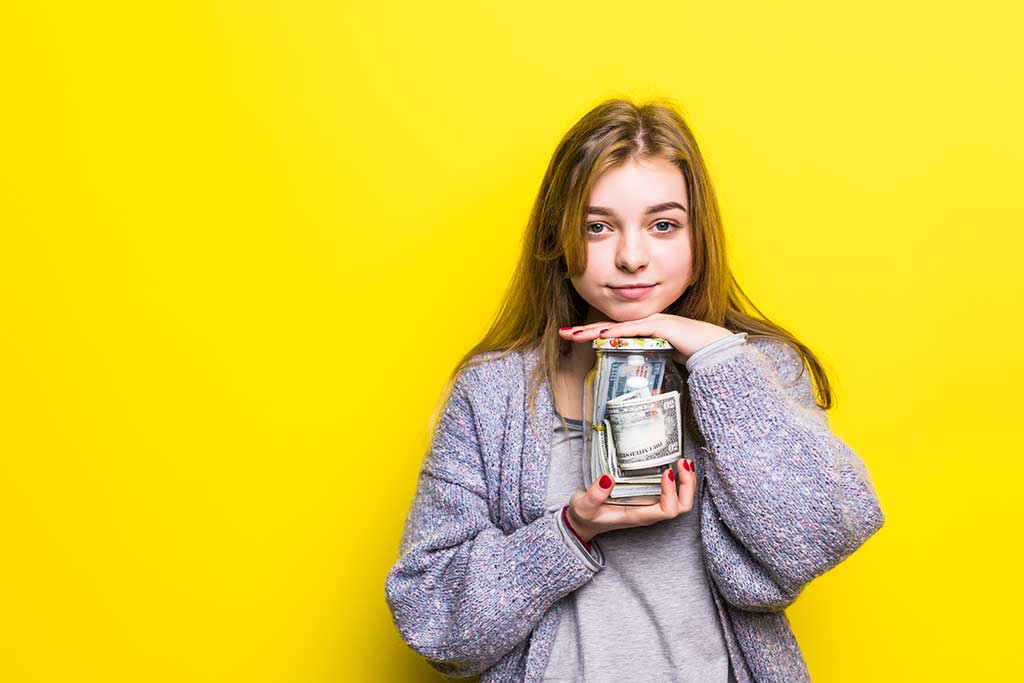 portrait teen brunette girl with cuppingglass money isolated pot with money teenage hands | Techlog.gr - Χρήσιμα νέα τεχνολογίας