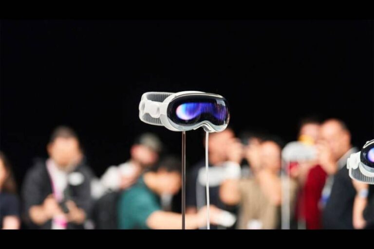 Apple Vision Pro at Steve Jobs Theater1 | Techlog.gr - Χρήσιμα νέα τεχνολογίας
