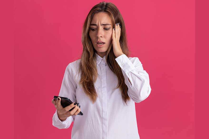 anxious young pretty caucasian girl puts hand head holding looking phone pink | Techlog.gr - Χρήσιμα νέα τεχνολογίας