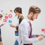 medium shot people addicted social media | Techlog.gr - Χρήσιμα νέα τεχνολογίας
