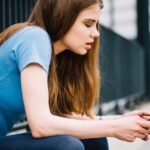 teenager with smartphone | Techlog.gr - Χρήσιμα νέα τεχνολογίας