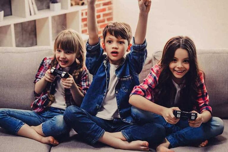 Cheerful kids are sitting together on sofa at home | Techlog.gr - Χρήσιμα νέα τεχνολογίας
