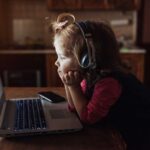 happy beautiful child headphones listening music | Techlog.gr - Χρήσιμα νέα τεχνολογίας