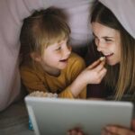 sisters eating popcorn while watching movie | Techlog.gr - Χρήσιμα νέα τεχνολογίας