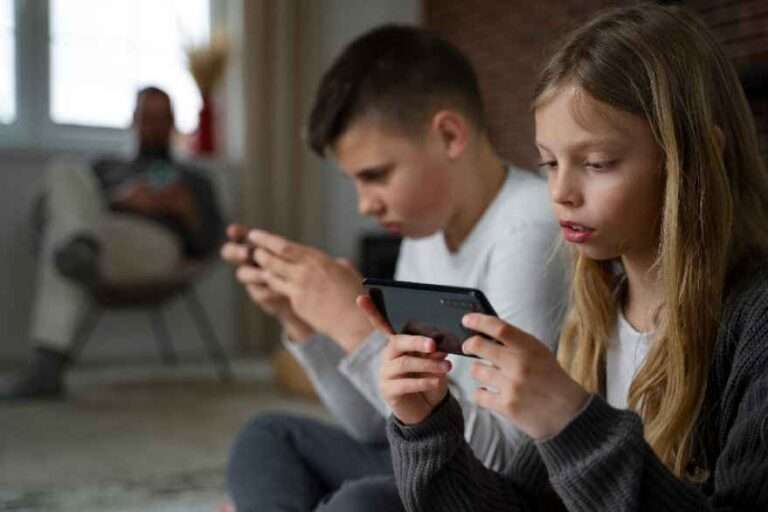 child internet addict 879x586 1 | Techlog.gr - Χρήσιμα νέα τεχνολογίας