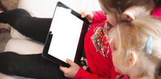 Κινητό και tablet: Τι χάνει ένα παιδί όταν περνά πολλές ώρες στην οθόνη