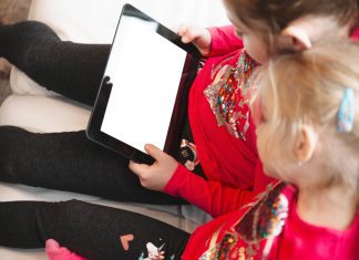 Κινητό και tablet: Τι χάνει ένα παιδί όταν περνά πολλές ώρες στην οθόνη
